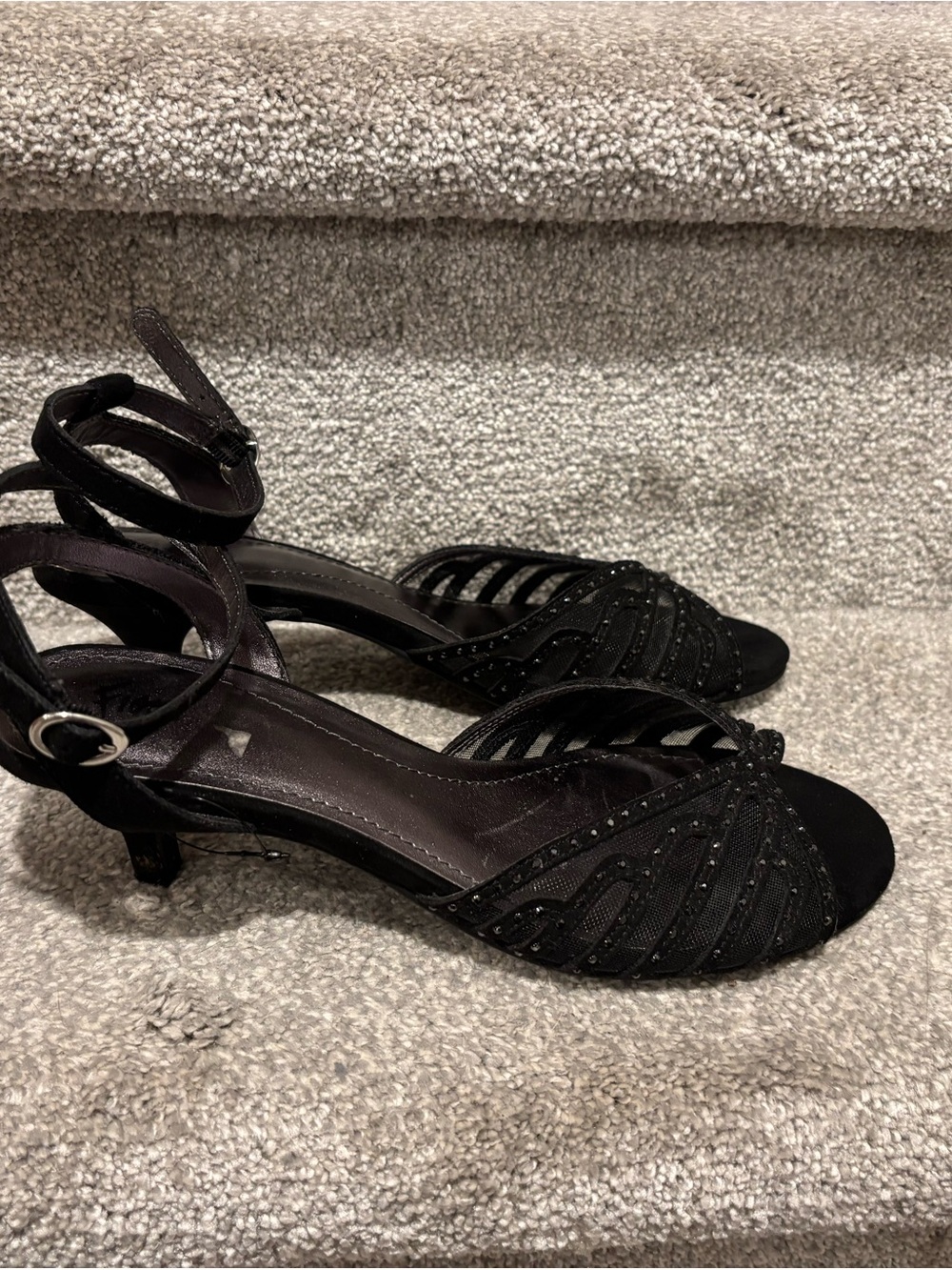 Fioni Women's Black Open-Toe Ankle Strap Low-Heel Sandal 7.5